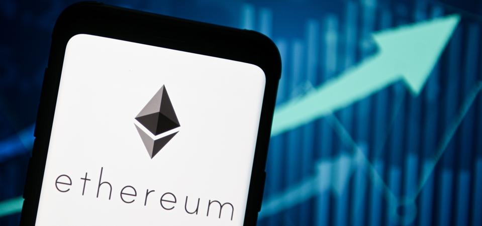 Dalam ilustrasi foto ini logo Ethereum terlihat ditampilkan ...