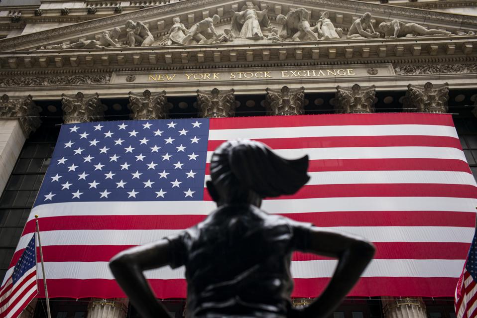 New York stock market leads by over 800 points