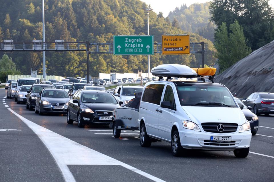 Cars at Croatia border as EU countries and Schengen impose quarantine and travel bans