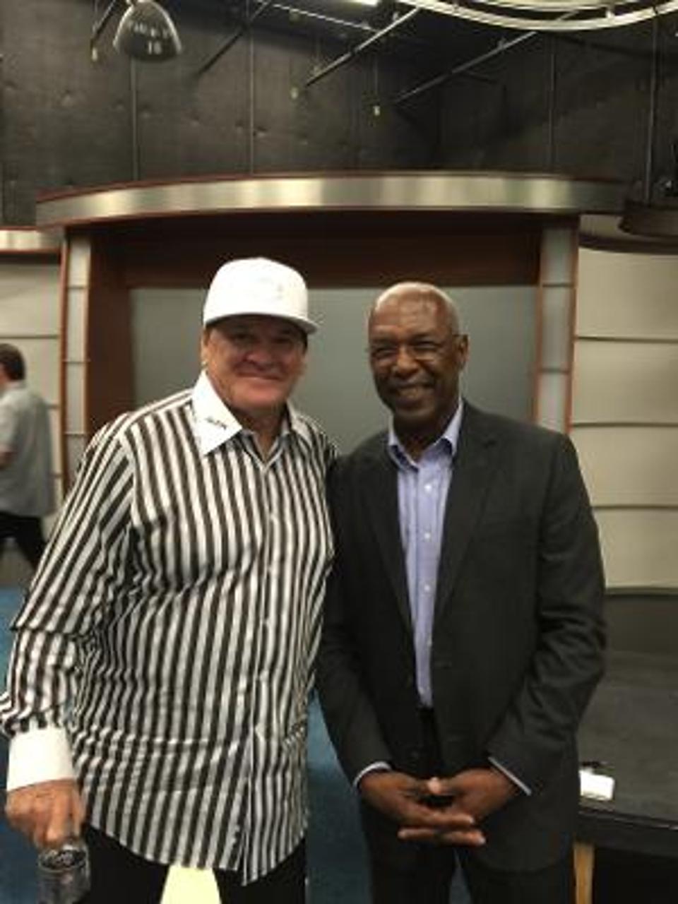 Pete Rose berdiri di samping kolumnis olahraga nasional Forbes.com Terence Moore.