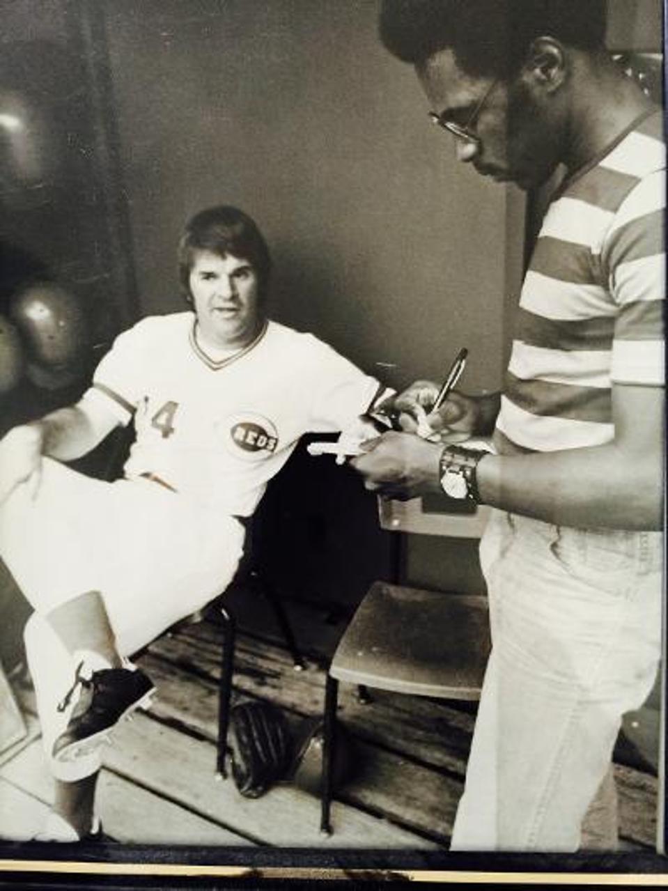 Terence Moore berdiri saat mewawancarai Pete Rose yang duduk di ruang istirahat.