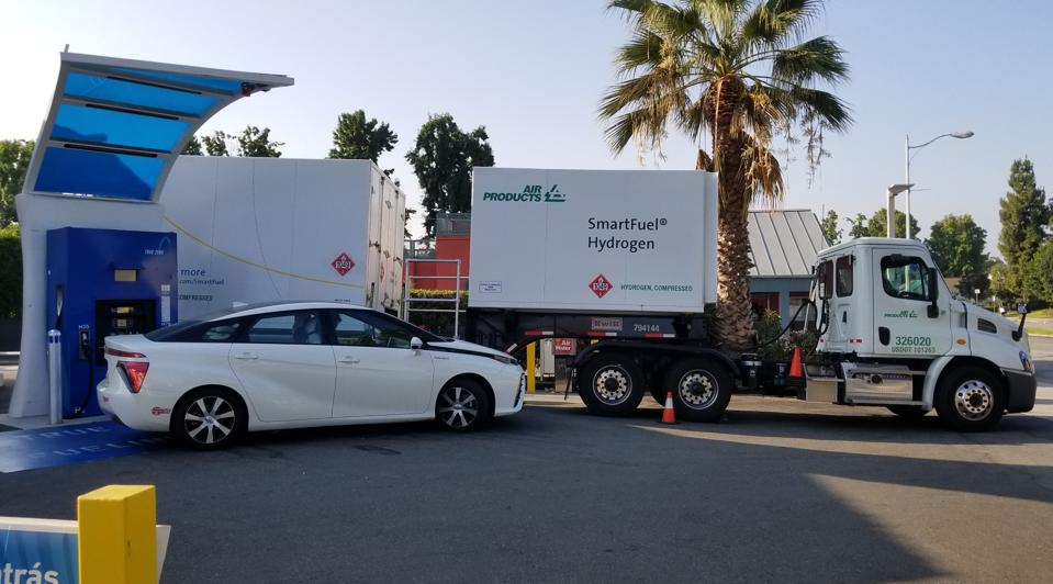 Compressed hydrogen tanker is offloading hydrogen, fuel cell vehicle is preparing to fuel.