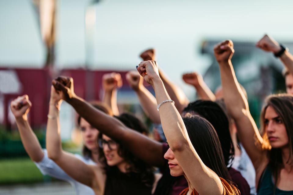 Les manifestants levant les poings