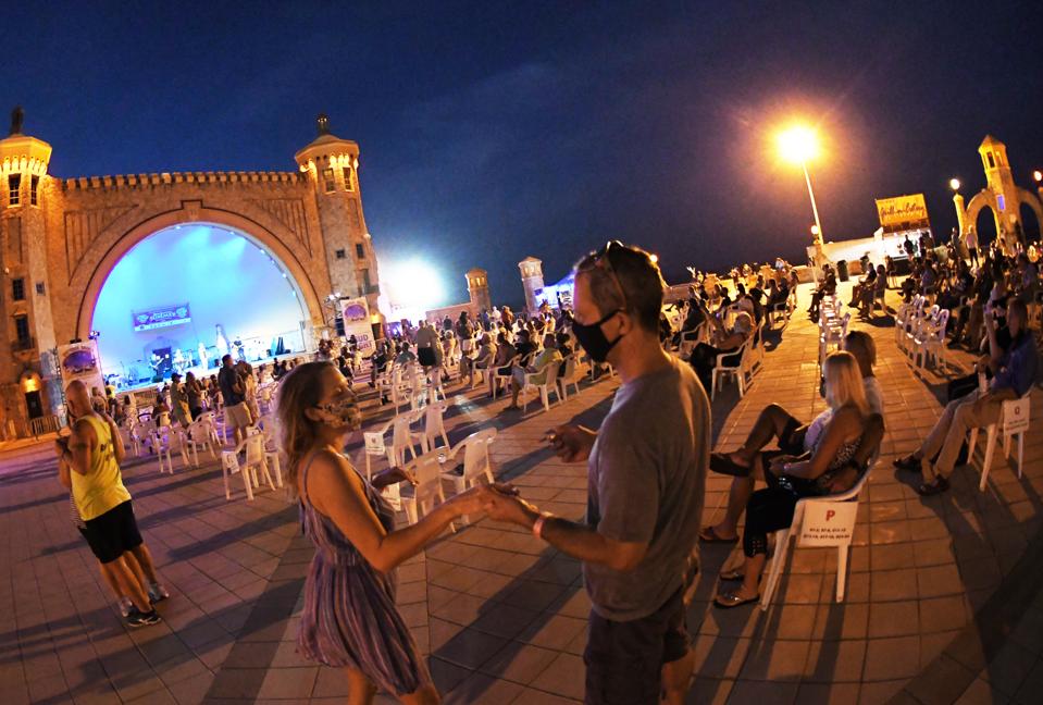 Photos Crowds Flock To Beaches And Bars For Labor Day Weekend