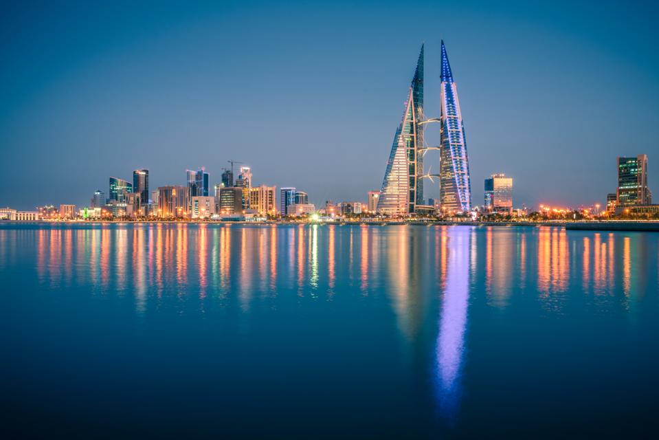 El horizonte de la ciudad de Manama iluminada Waterfront en la noche, la ciudad de Manama, Bahrein