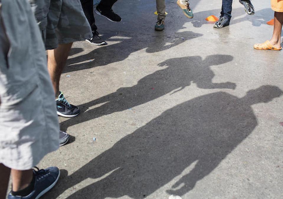 Teenagers discuss their journey from Central America at a UNICEF-supported shelter for unaccompanied migrant adolescents in Tijuana, Mexico.