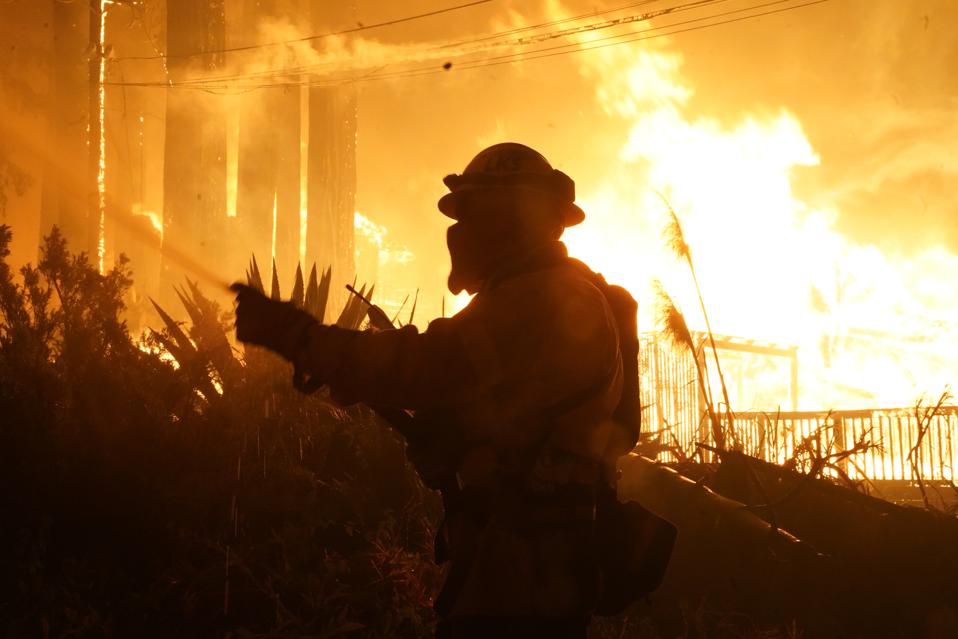 Firefighters work to save Boulder Creek homes CZU Lightning Complex fire