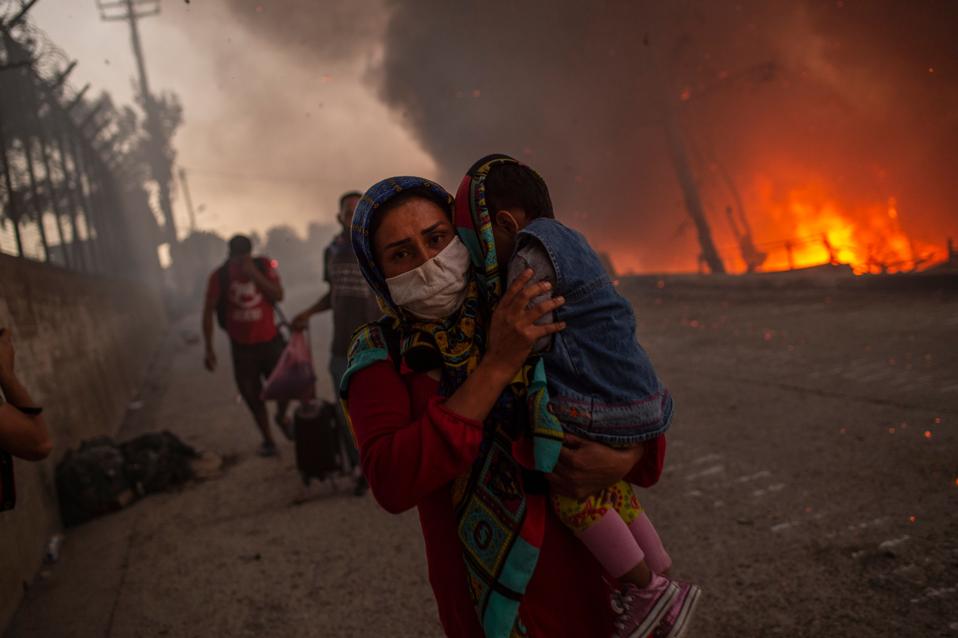 TOPSHOT-GREECE-EUROPE-MIGRANTS-FIRE-CAMP
