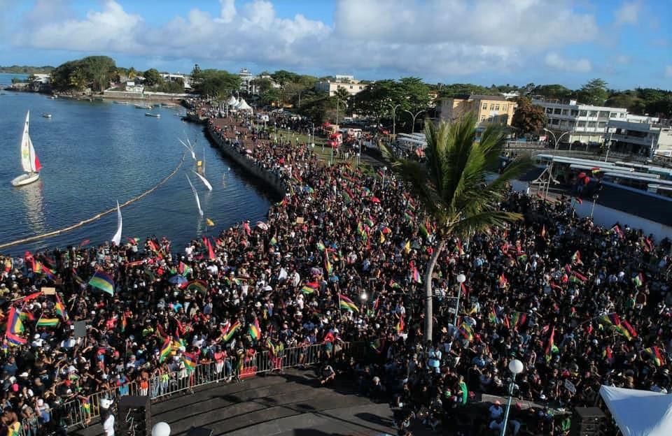 A range of different media outlets in Mauritius showed the large crowds along side the Mahebourg waterfront where homemade booms had been assembled just weeks earlier