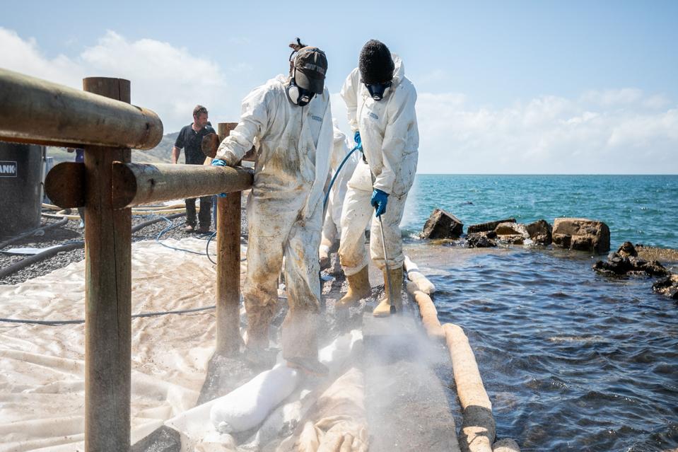 The clean up funded by insurer Japan P&I Club and led by Polyeco and Le Floch Depollution led to harmful algae blooms appearing in Blue Bay Marine Park on September 5, raising questions about what cleanup technique they were using.