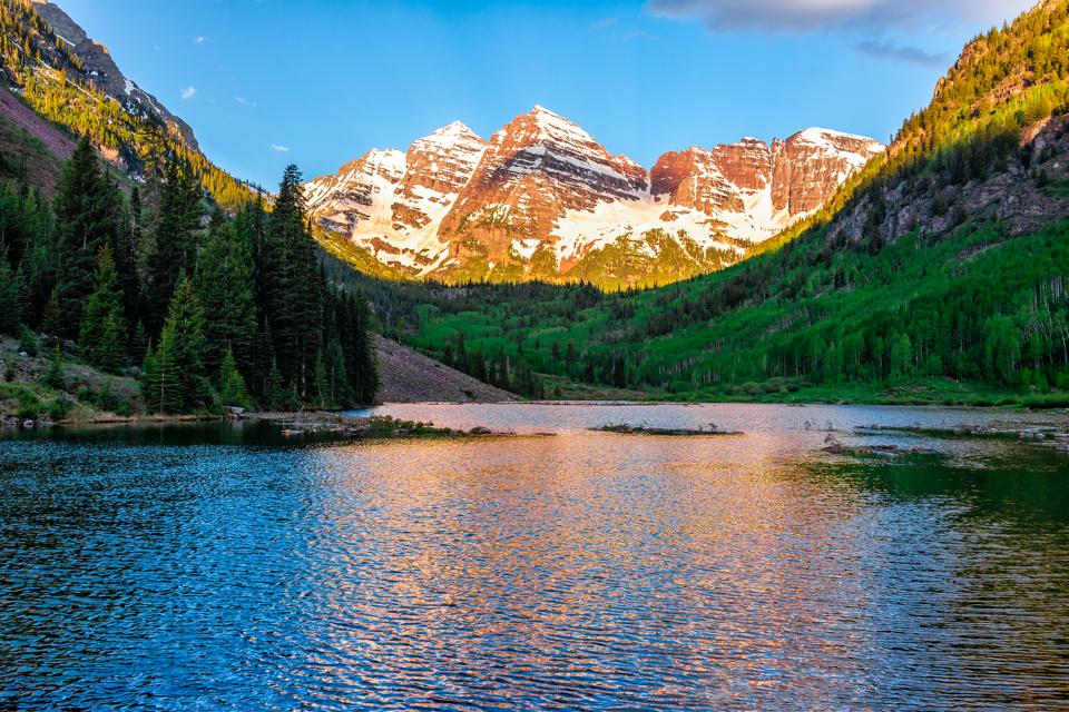 Maroon Bells lake at sunrise in Aspen, Colorado