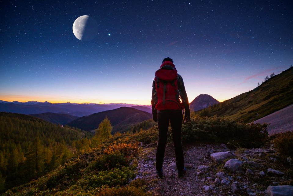 With plenty of planets and a Moon moving past Jupiter and Saturn, this week is great for looking up.