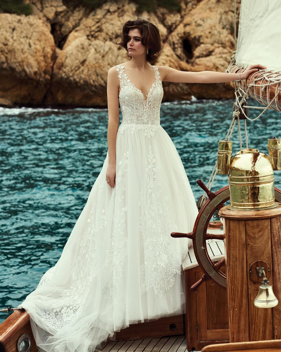On Trend Wedding Gowns That Are Modernizing Bridal By Infusing Technology On Trend Wedding Gowns That Are Modernizing Bridal By Infusing Technology