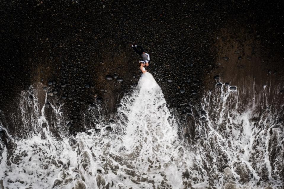 Drone photo de couple de mariage allongé sur la plage
