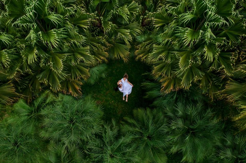 Photo primée d'un couple de mariage entouré par la nature prise avec un drone.