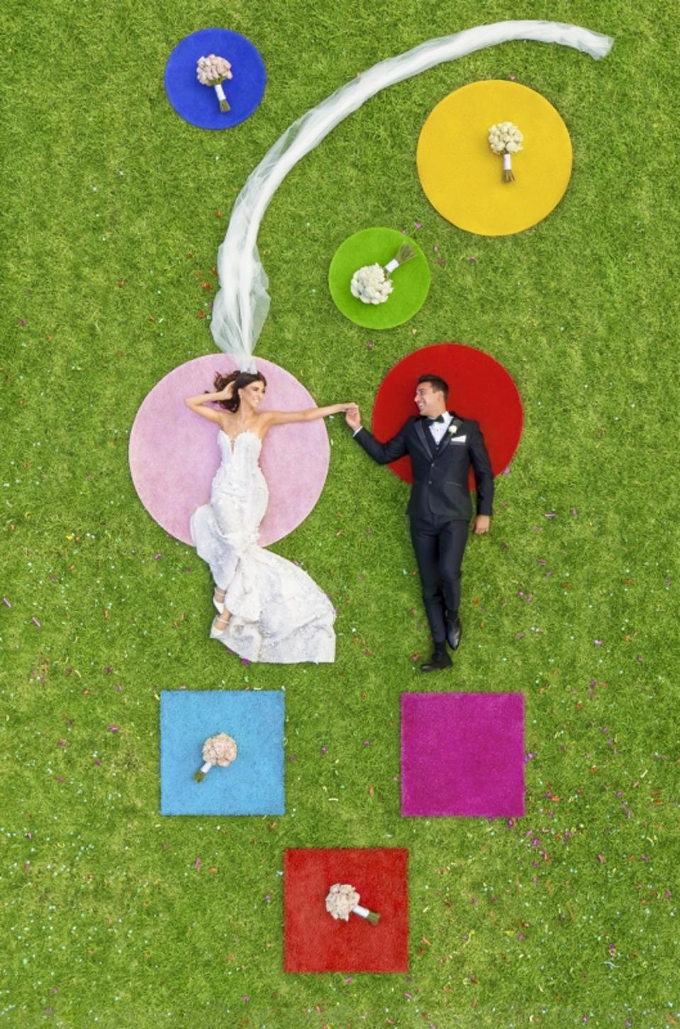 Photo de drone gagnant du prix de Sienne d'un couple de mariage dans le parc.