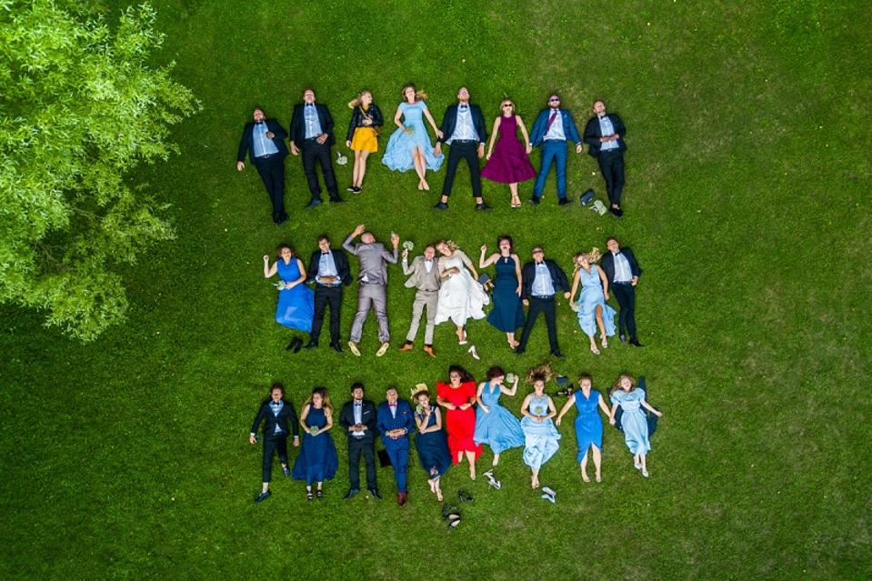 Photo de mariage de drone primée de couple avec fond vert.