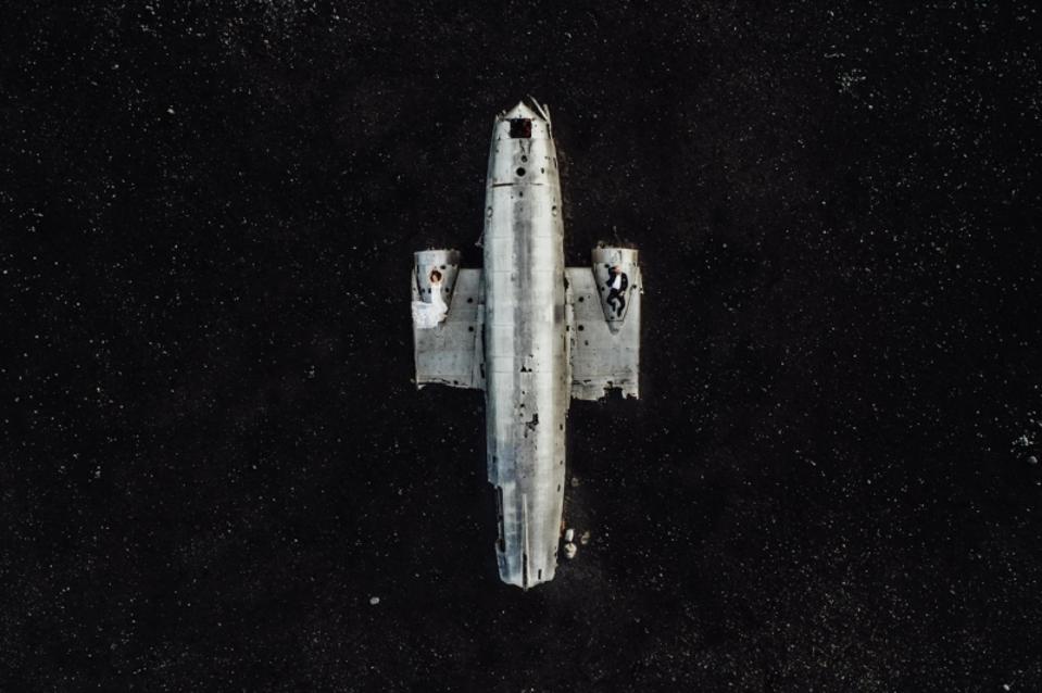 Photo gagnante d'un couple de mariage sur les ailes d'un avion prise avec un drone.