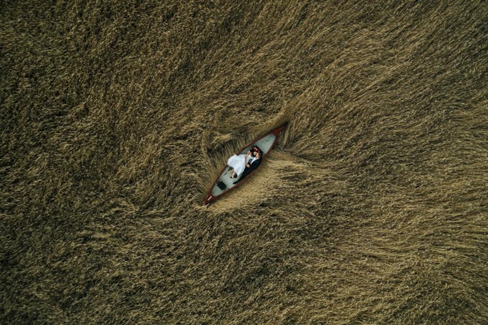 Couple de mariage sur un champ Photo gagnante prise avec un drone.