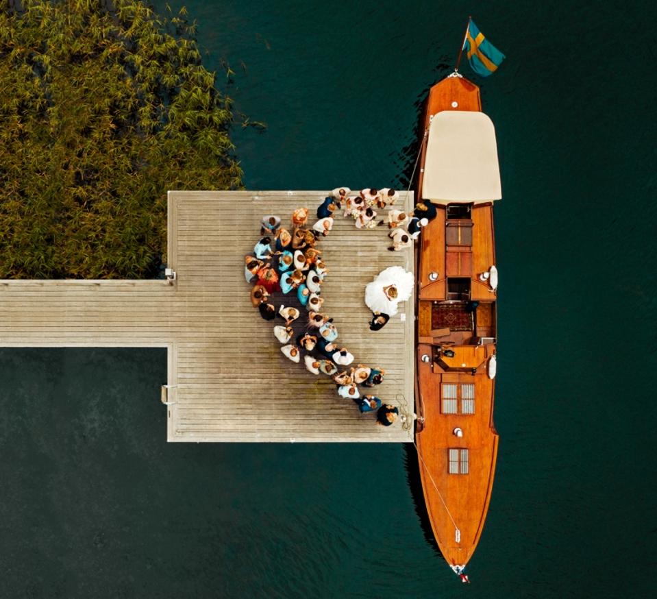 Photo gagnante d'un couple de mariage et d'une fête de mariage sur un quai prise d'en haut avec un drone