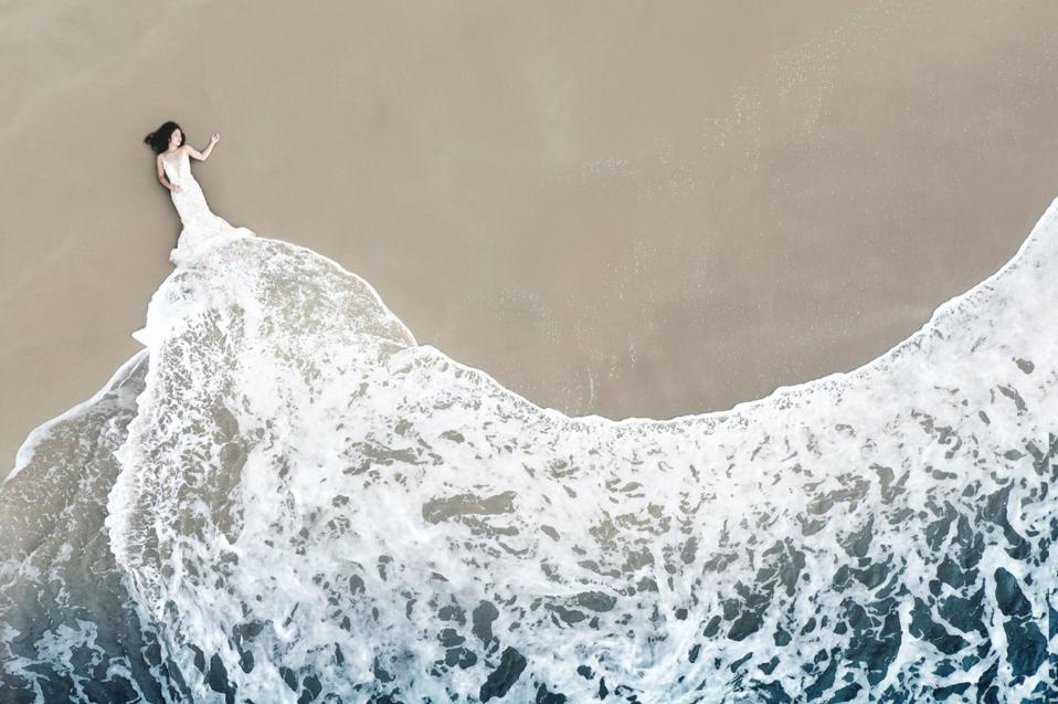 Photo gagnante du prix de Sienne de la mariée par une plage prise d'en haut avec un drone