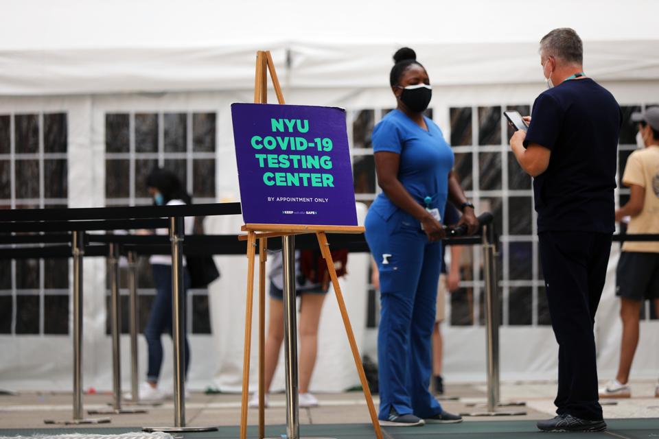NYU instala la carpa de prueba COVID-19 antes del inicio de clases