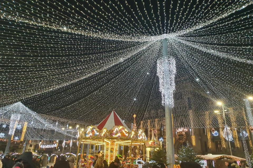 Marché de Noël lumineux à Craiova, Roumanie