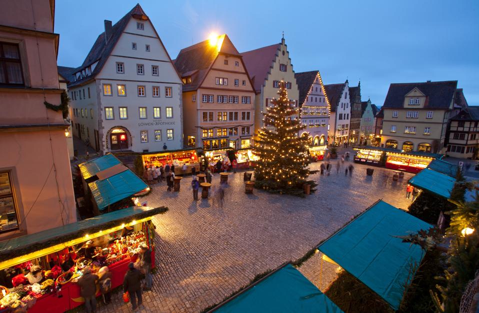 gaderne oplyst til jul i Rothenburg, Tyskland