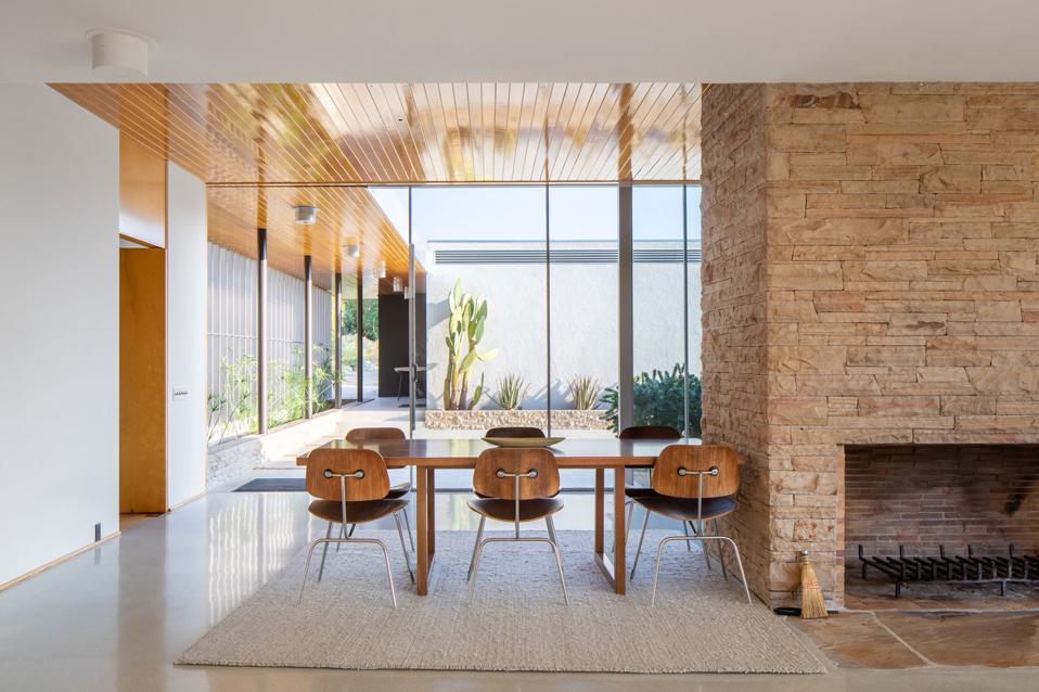Dining table, Kaufmann Desert House