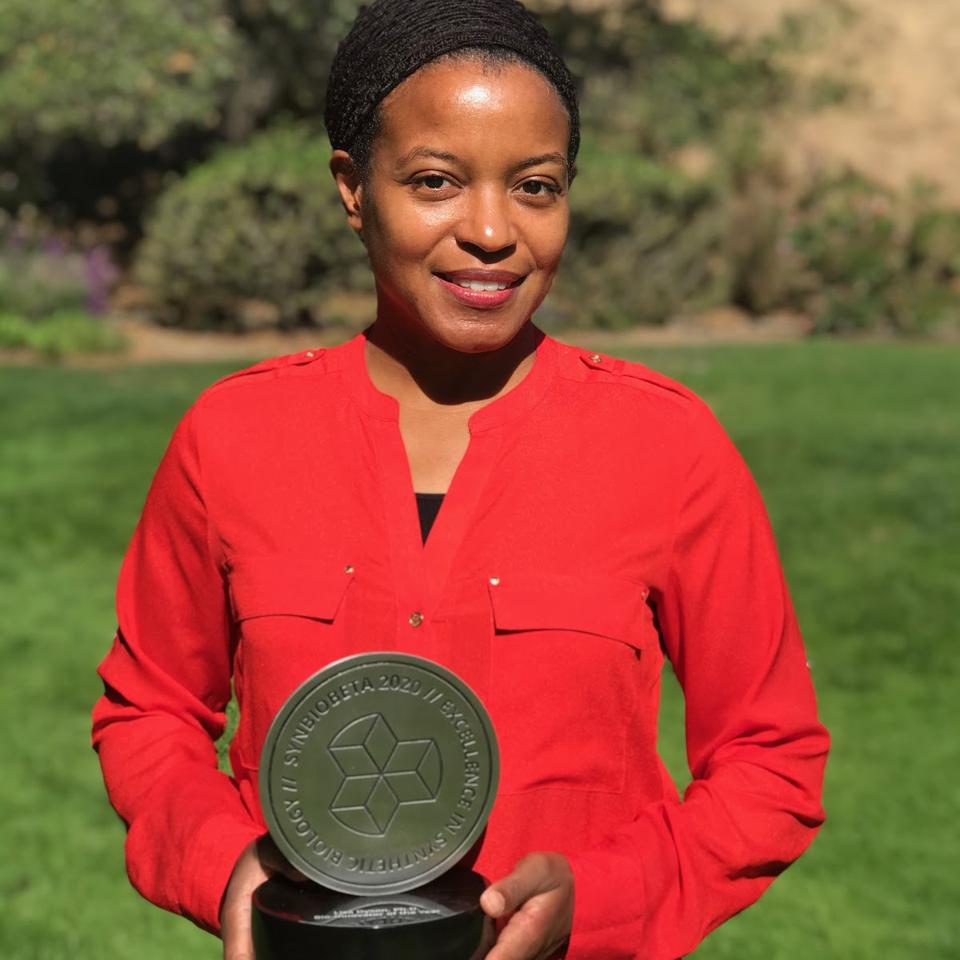 Lisa Dyson holding her SynBioBeta 2020 Bioinnovator of the Year Award.