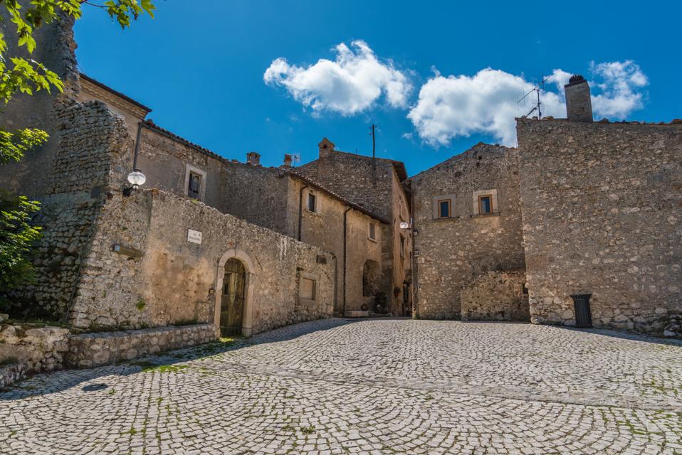 Santo Stefano di Sessanio (Abruzzo, Italia) quiere pagarte para que te mudes allí