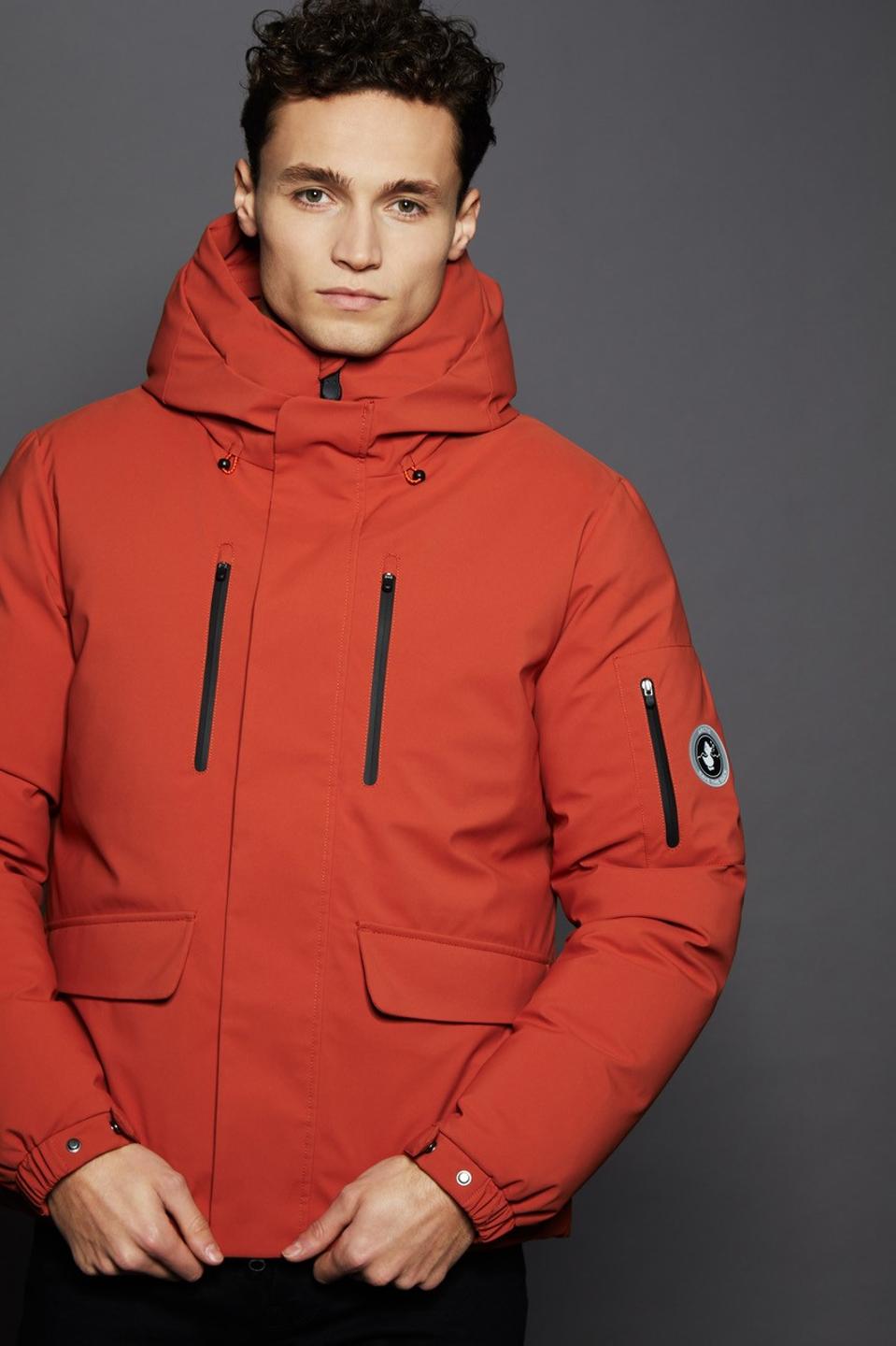 This short parka is made of high-performance technical material. Designed for daily use, it combines maximum warmth with a practical design, blending it with a youthful, essential style. The taped seams ensure full protection from the cold, wind and moisture.