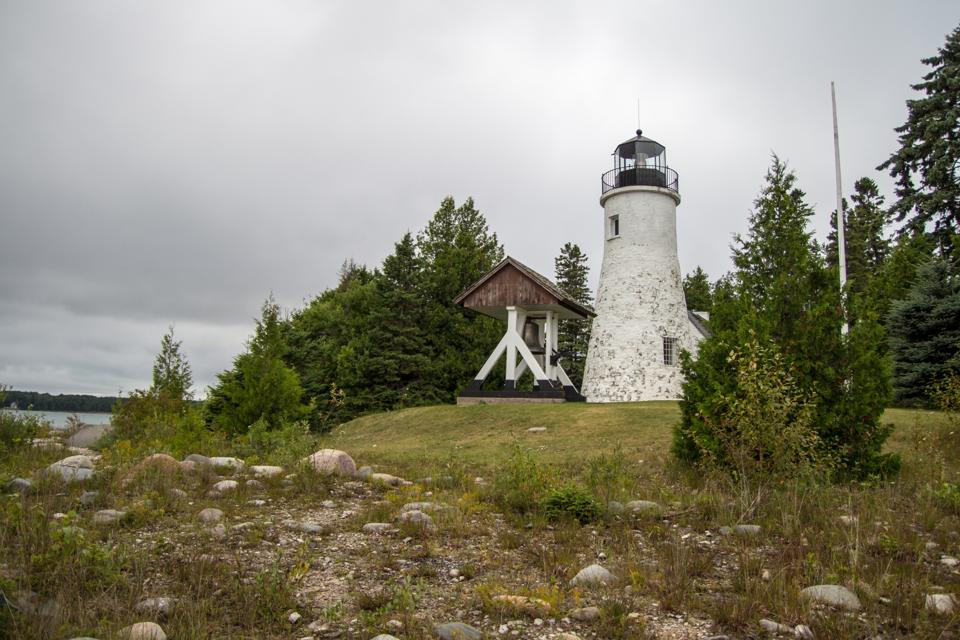 Spöklika Presque Isle Lighthouse på stranden av Lake Huron i Michigan