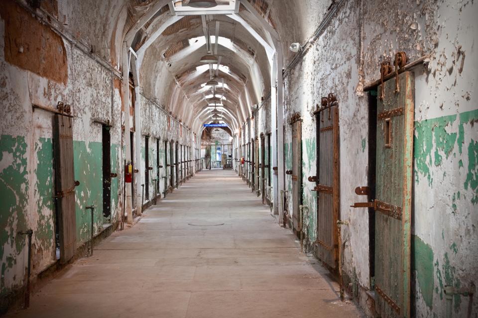 Fängelsecellblockets korridor vid Eastern State Penitentiary