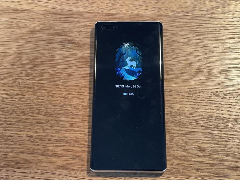 The always-on display on the Huawei Mate 40 Pro.