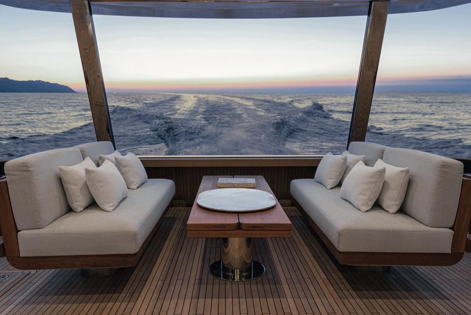 Sailing-Stream.fr ⚓ Azimut Yachts lance un nouveau modèle innovant à Fort Lauderdale | Azimut Magellano 25 ⚓ La poupe du nouvel Azimut Le nouveau Azimut Magellano 25