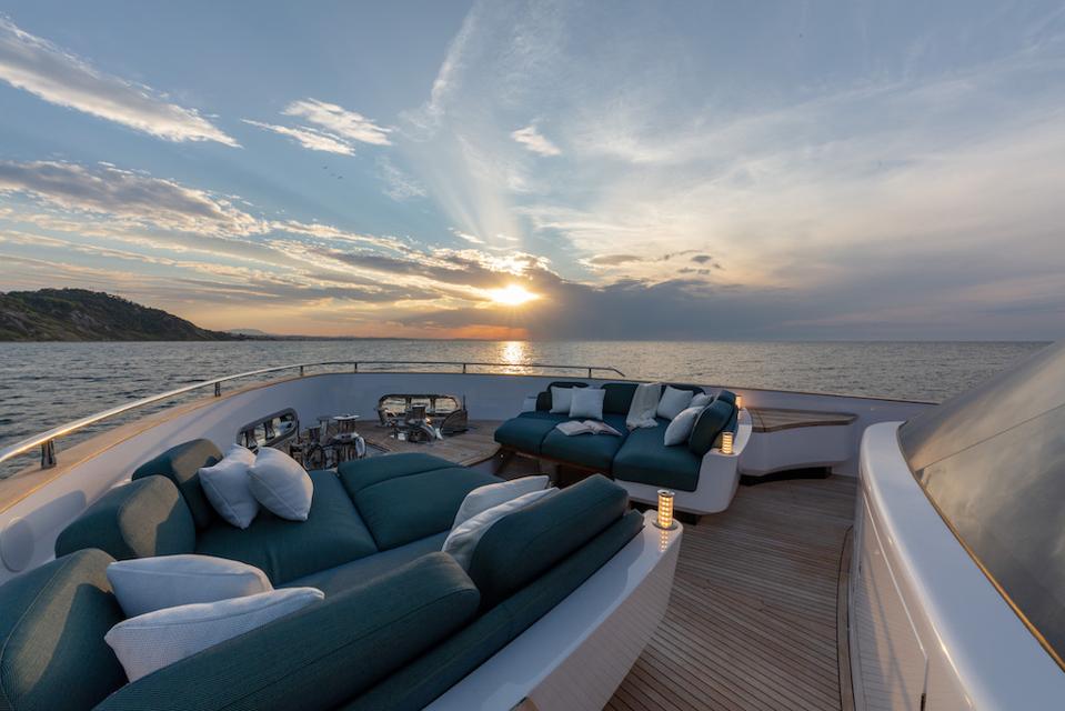 Sailing-Stream.fr ⚓ Azimut Yachts lance un nouveau modèle innovant à Fort Lauderdale | Azimut Magellano 25 ⚓ La proue du nouvel Azimut Le nouveau Azimut Magellano 25