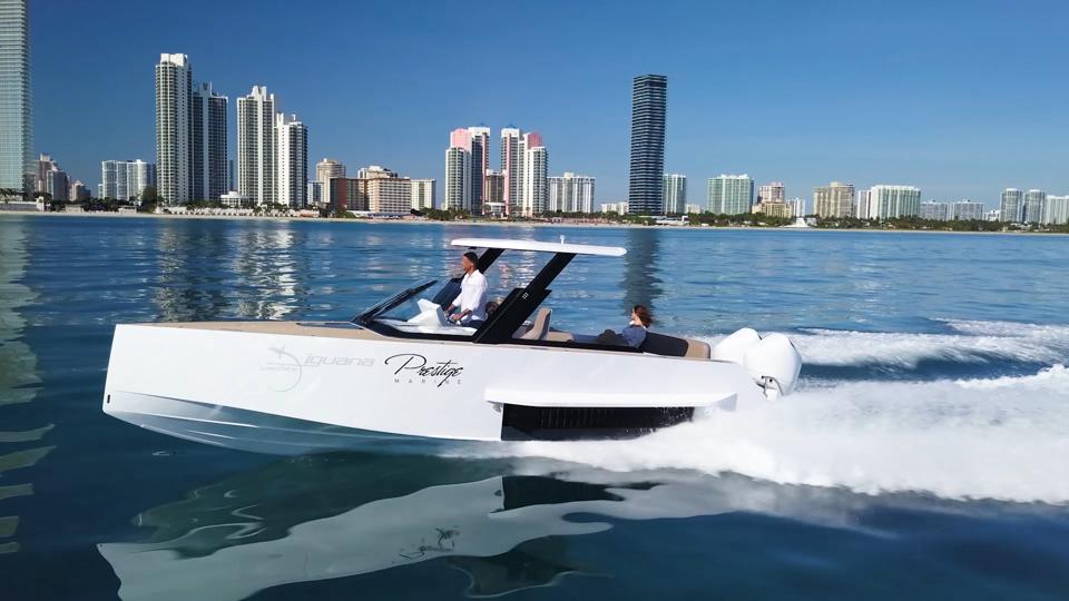 Sailing-Stream.fr ⚓ Des yachts amphibies d'Iguana Yachts rampent sur les plages américaines ⚓ Bateau Iguane amphibie sur l'eau à Miami