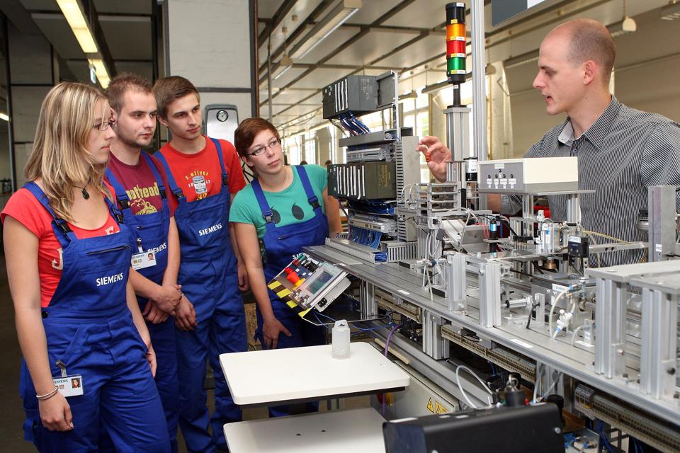 Siemens Trainees Begin Vocational Training