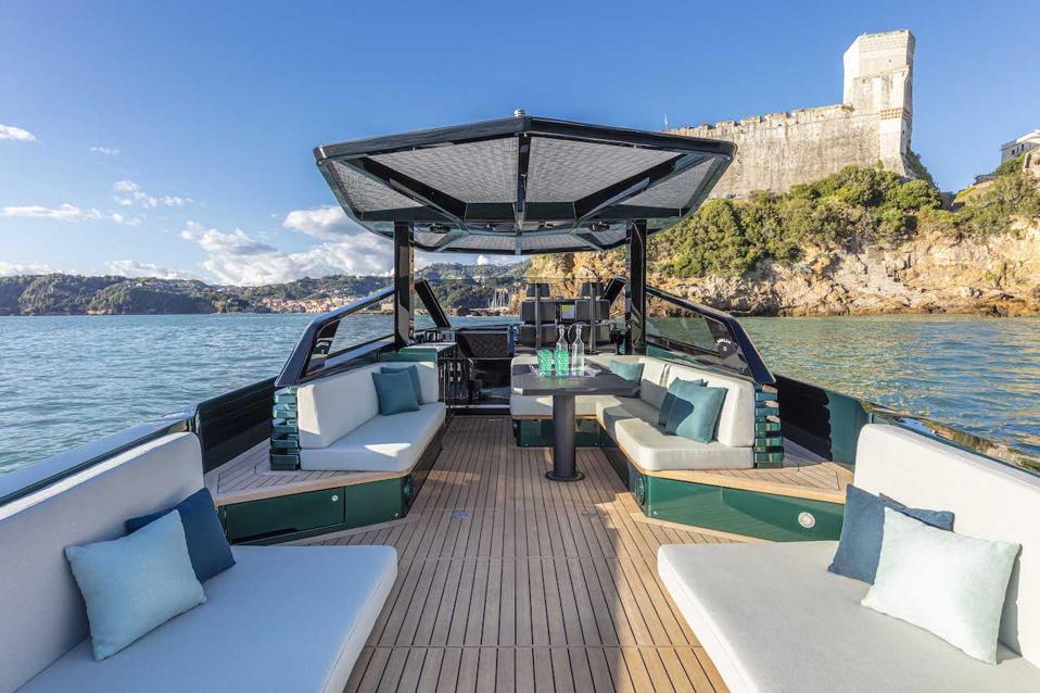 Sailing-Stream.fr ⚓ Un nouveau bateau à moteur italien élégant est prêt à répondre à une demande importante | Wally 43wallytender ⚓ Agencement innovant de 43wallytender