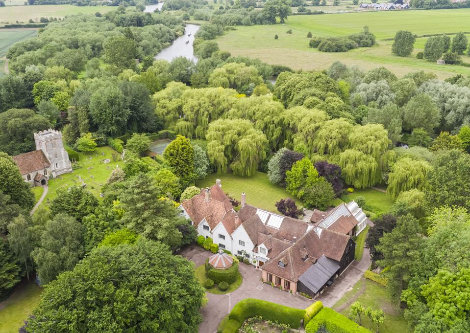 Rectory Farm House in Oxfordshire, on sale for $ 9 million, lies in 8 acres of land beside the River Thames