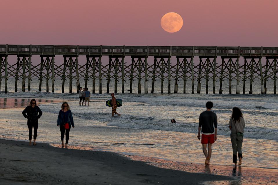 Uma lua minguante crescente surge, a noite anterior à lua azul na noite de Halloween