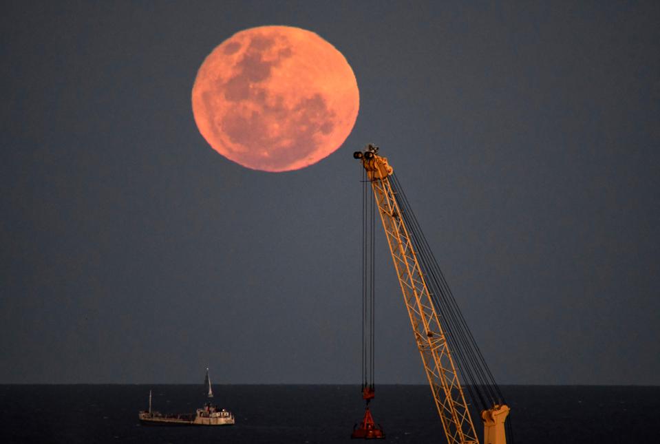 A ″ Lua Azul ″ sobre o rio La Plata em Buenos Aires na noite de sábado. 