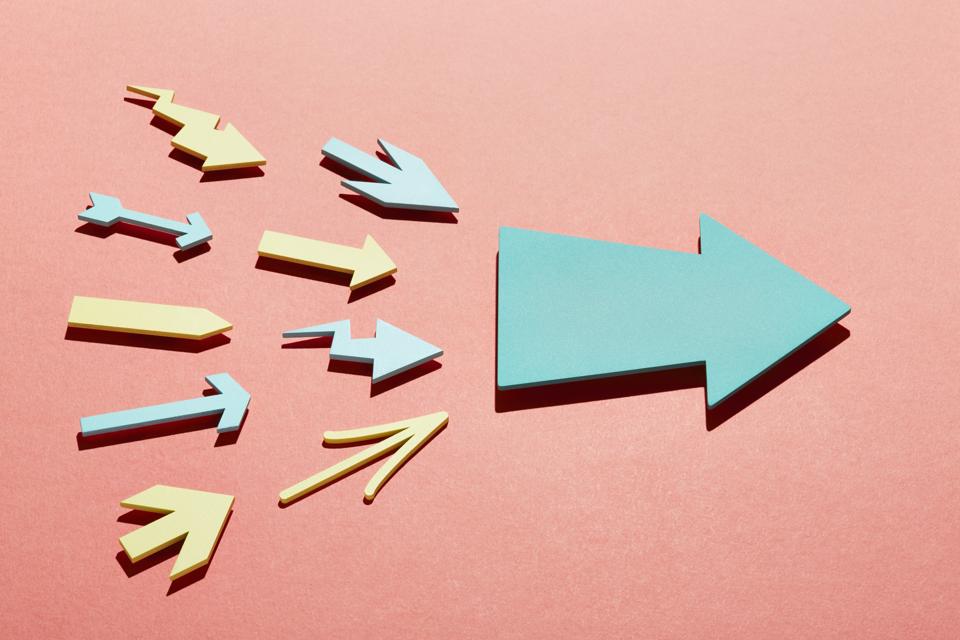 A group of small arrows propelling a big arrow