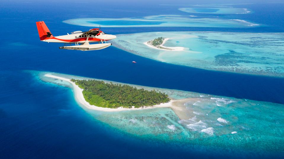 Hidroavión volando sobre las islas Maldivas