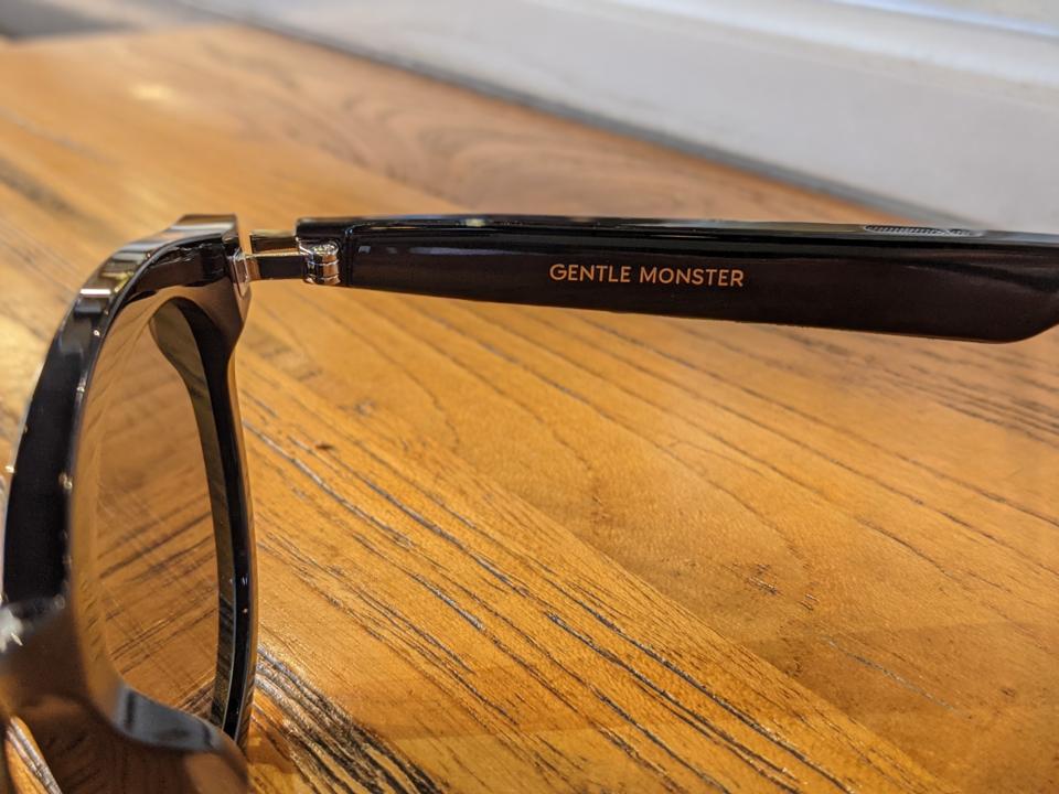 The flexible hinge is crafted from titanium alloy.