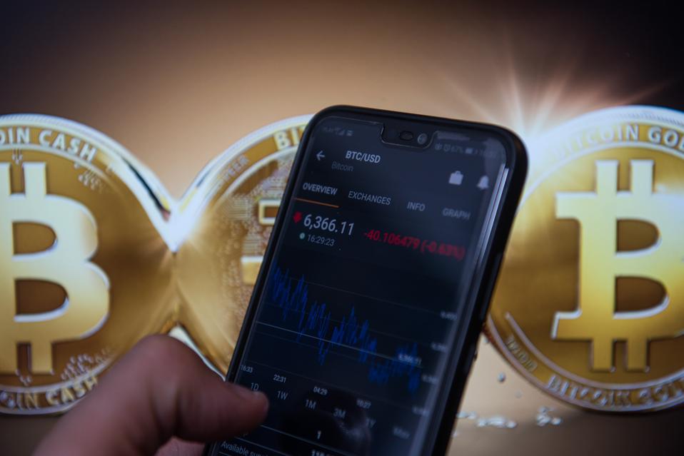 Giá trị thị trường bitcoin được nhìn thấy trên điện thoại di động Android