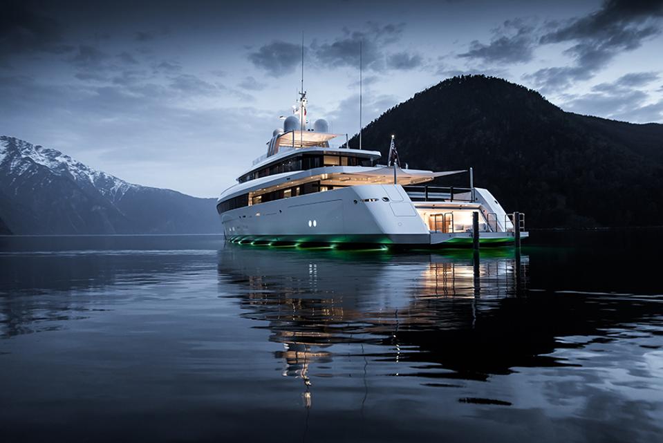 Sailing-Stream.fr ⚓ Feadship gagne gros aux prix BOAT International World Superyacht ⚓ Najiba by Feadship remporte le prix des superyachts de Boat International