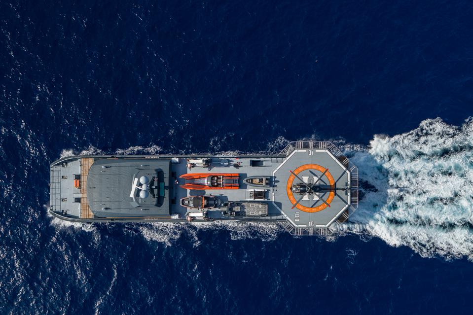 Sailing-Stream.fr ⚓ Feadship gagne gros aux prix BOAT International World Superyacht ⚓ Navire de soutien Hodor depuis les airs