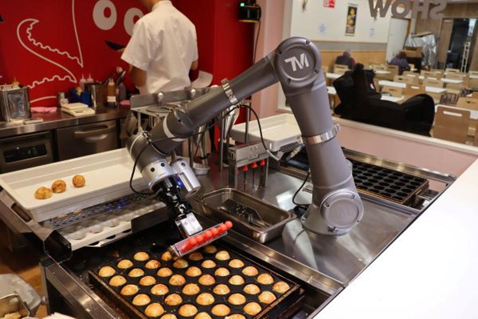 Connected Robotics' OctoChef churns out perfectly grilled takoyaki octopus balls.